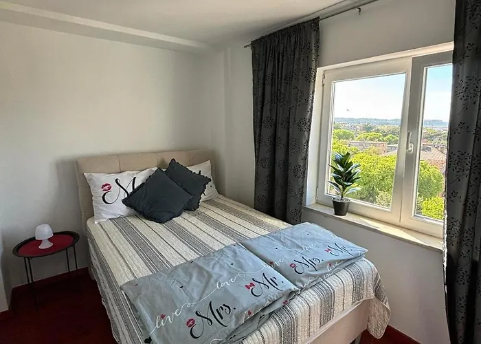 Ana 아파트 풀라